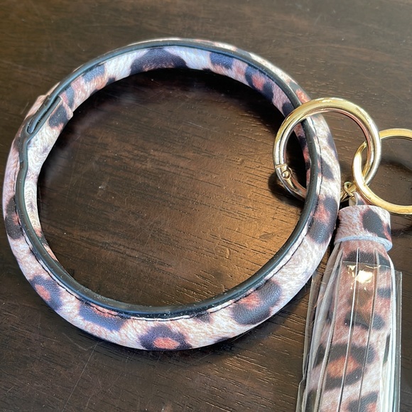 Key ring with wristlet - Picture 2 of 5
